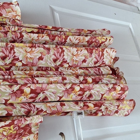 Y women's Torrid floral lined stretch regular size beautiful dress size 2 - Picture 2 of 7